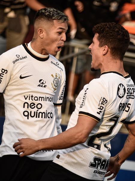 Adson e Rafael Ramos comemoram gol do Corinthians sobre o Juventude em jogo do Campeonato Brasileiro - RONALDO BARRETO/THENEWS2/ESTADÃO CONTEÚDO