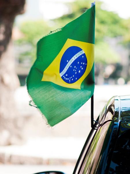 Bandeirinha do Brasil para carros é um dos enfeites mais comuns durante a Copa do Mundo - Leslie Parrott/Getty Images/Aurora Open