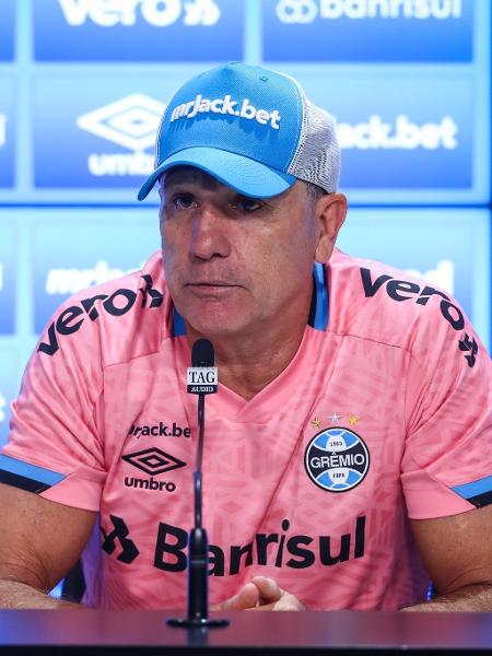 Renato Gaúcho, técnico do Grêmio, usa camisa rosa em coletiva - Lucas Uebel/Gremio FBPA