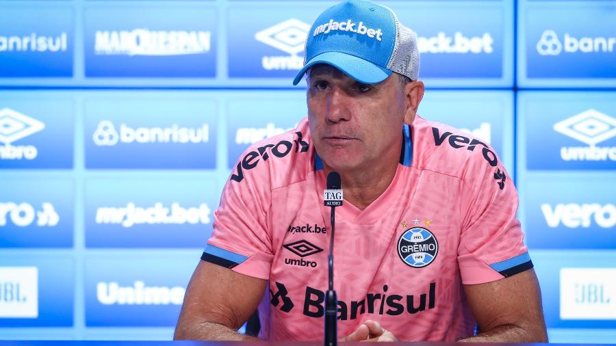 Renato Gaúcho vestiu a camisa rosa do Grêmio durante entrevista coletiva - Lucas Uebel/Gremio FBPA