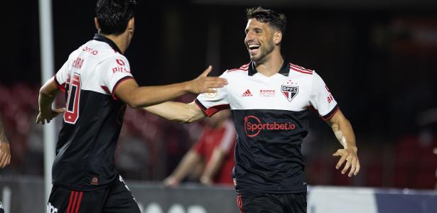 Calleri comemora gol marcado na partida entre São Paulo e Coritiba