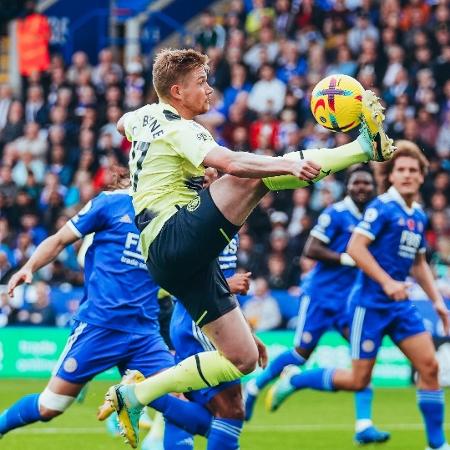 Kevin De Bruyne domina a bola durante Leicester x Manchester City - Reprodução/Twitter/@ManCity