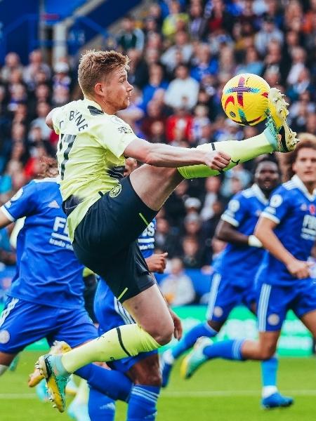 Kevin De Bruyne domina a bola durante Leicester x Manchester City - Reprodução/Twitter/@ManCity