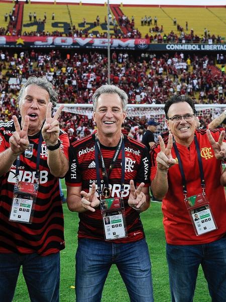 Presidente do Flamengo, Rodolfo Landim (ao centro) faz o número 22 após o título da Libertadores em Guayaquil - Marcelo Cortes/Flamengo