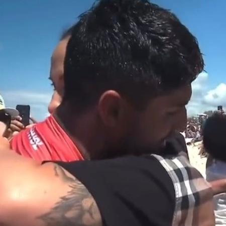 Gabriel Medina recebe abraço da mãe, Simone - Reprodução/WSL