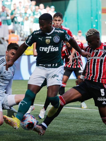 Endrick e Arboleda disputam bola no clássico entre Palmeiras e São Paulo, pelo Paulistão 2023 - Luis Moura/Estadão Conteúdo
