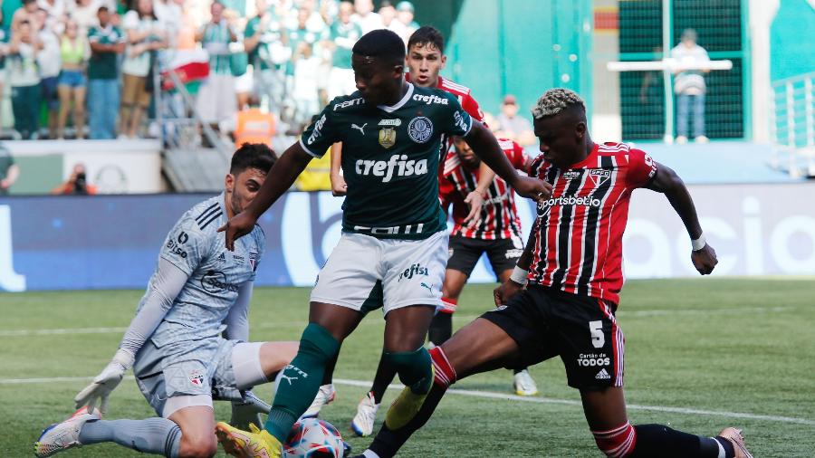 Endrick e Arboleda disputam bola no clássico entre Palmeiras e São Paulo, pelo Paulistão 2023 - Luis Moura/Estadão Conteúdo