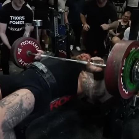 Hafthor Bjornsson tenta levantar 252 kg no supino - Reproduçã/Youtube