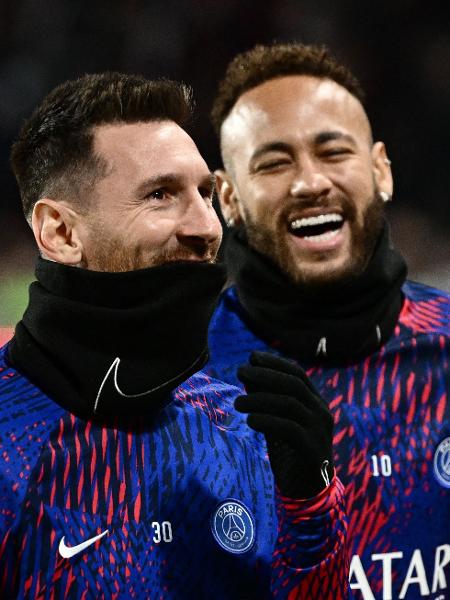 Messi e Neymar no aquecimento de partida do PSG pelo Campeonato Francês. - LOIC VENANCE/AFP