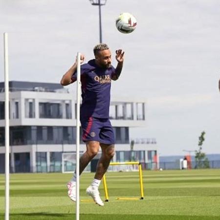 Neymar treina com bola no PSG em meio a reta final de recuperação