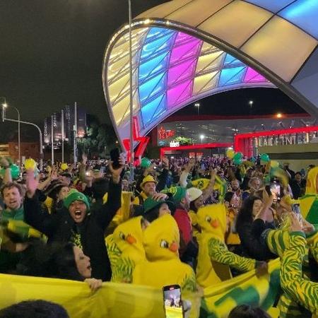 Torcida brasileira reunida antes do jogo da seleção na estreia da Copa