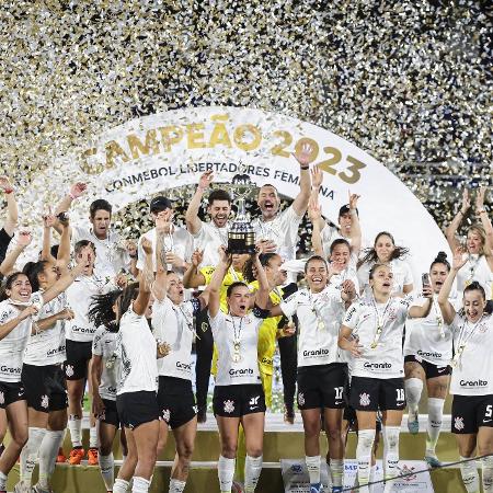 Jogadoras do Corinthians levantam a taça da Libertadores após vitória sobre o Palmeiras