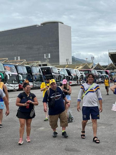 Torcedores do Boca sem ingresso e acampados no sambódromo demonstram revolta por não terem telões para assistir final da Libertadores