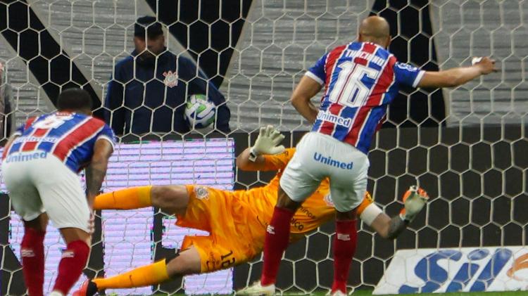 Thaciano deslocou Cássio e marcou em Corinthians x Bahia, partida do Campeonato Brasileiro