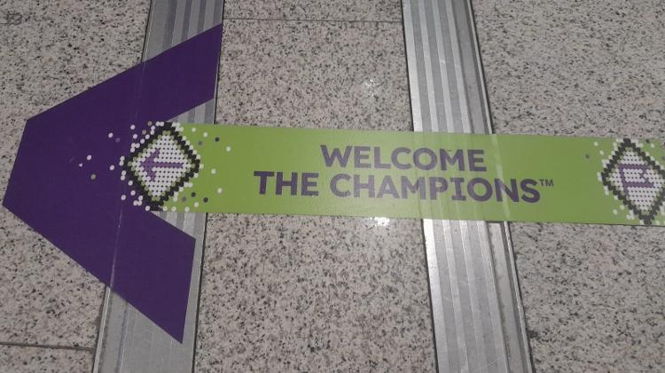 Faixa em aeroporto de Jeddah tem o dizer "Welcome the champions"