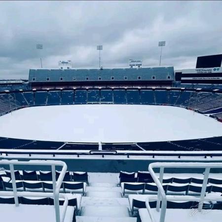 Highmark Stadium, casa dos Bills, tomado pela neve