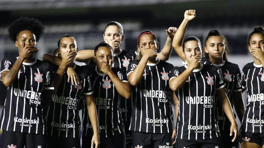 Jogadoras do Corinthians protestam em jogo contra o Santos, pelo Brasileiro feminino