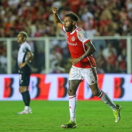 Wesley comemora gol marcado pelo Internacional contra o Corinthians, pelo Campeonato Brasileiro