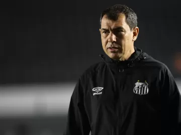 Carille celebra vitória sobre o Brusque e culpa gramado por desempenho do Santos