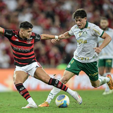 Luiz Araújo e Giay disputam a bola na partida entre Flamengo x Palmeiras pela ida das oitavas de final da Copa do Brasil