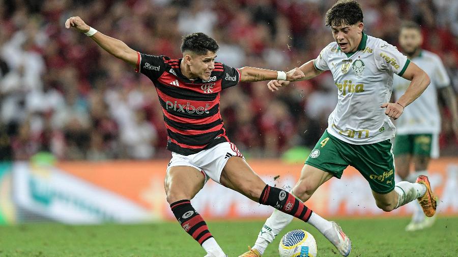 Luiz Araújo e Giay disputam a bola na partida entre Flamengo x Palmeiras pela Copa do Brasil