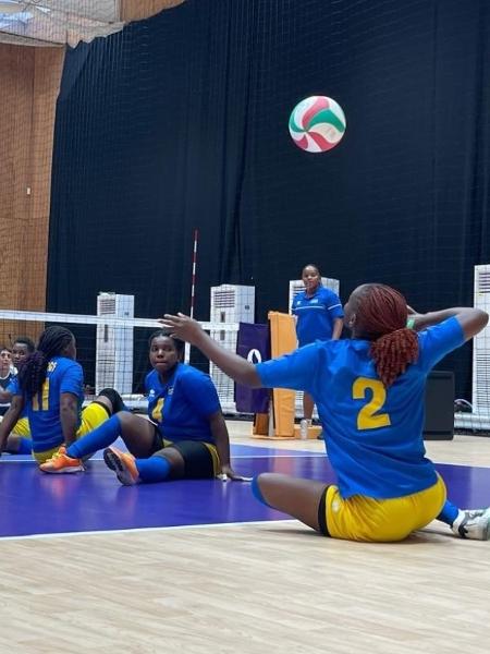 Seleção de vôlei sentado de Ruanda em amistoso contra a França, antes das Paralimpíadas