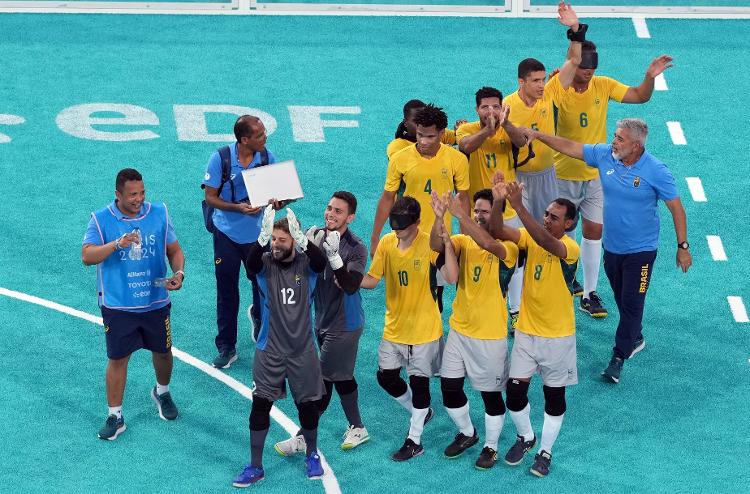 Seleção brasileira de futebol de cegos celebra com torcida após jogo contra a Turquia pelas Paralimpíadas de Paris