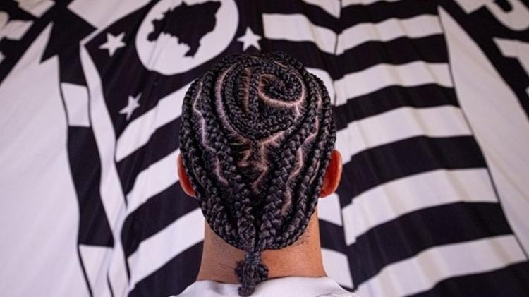 Depay faz penteado com escudo antigo do Corinthians