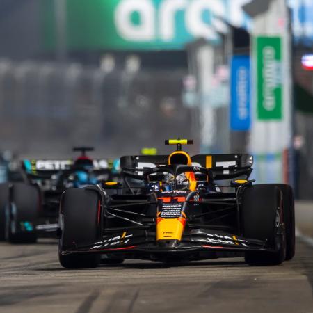 Sergio Perez, da Red Bull, durante GP de Singapura de Fórmula 1 em 2023 - Edmund So/Eurasia Sport Images/Getty Images