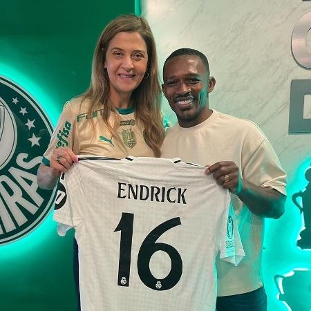 Douglas Ramos, pai de Endrick, foi quem presenteou Leila com a camisa do filho