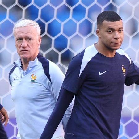 Técnico Didier Deschamps e Mbappé durante treino da França, em juhlo