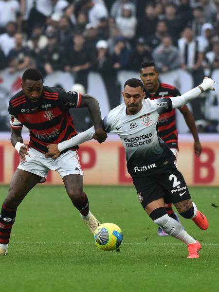 Gerson e Matheuzinho disputam a bola na partida entre Corinthians e Flamengo pela semifinal da Copa do Brasil 2024