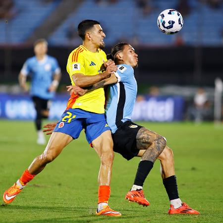 Muñoz e Darwin Núñez disputam a bola em Uruguai x Colômbia, jogo das Eliminatórias