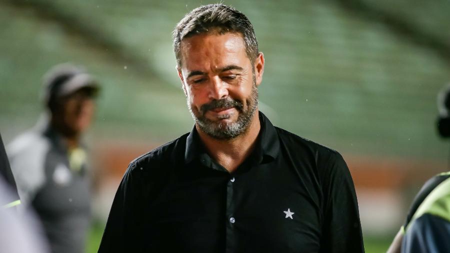 Artur Jorge, técnico do Botafogo, durante jogo contra o Atlético-MG pelo Brasileirão