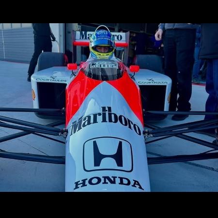 Fernando Alonso pilota McLaren de Ayrton Senna em circuito espanhol