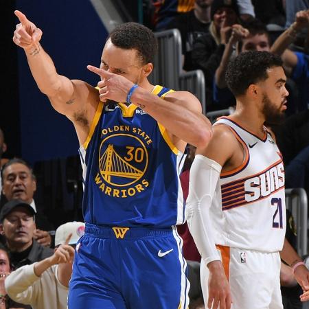 Stephen Curry comemora cesta do Golden State Warriors durante jogo contra o Phoenix Suns pela NBA