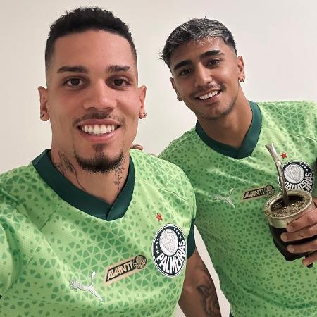 Paulinho e Facundo Torres posam com a camisa do Palmeiras