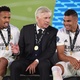 Militão, Carlo Ancelotti e Casemiro posam juntos após título do Real Madrid Militão, Carlo Ancelotti e Casemiro posam juntos após título do Real Madrid