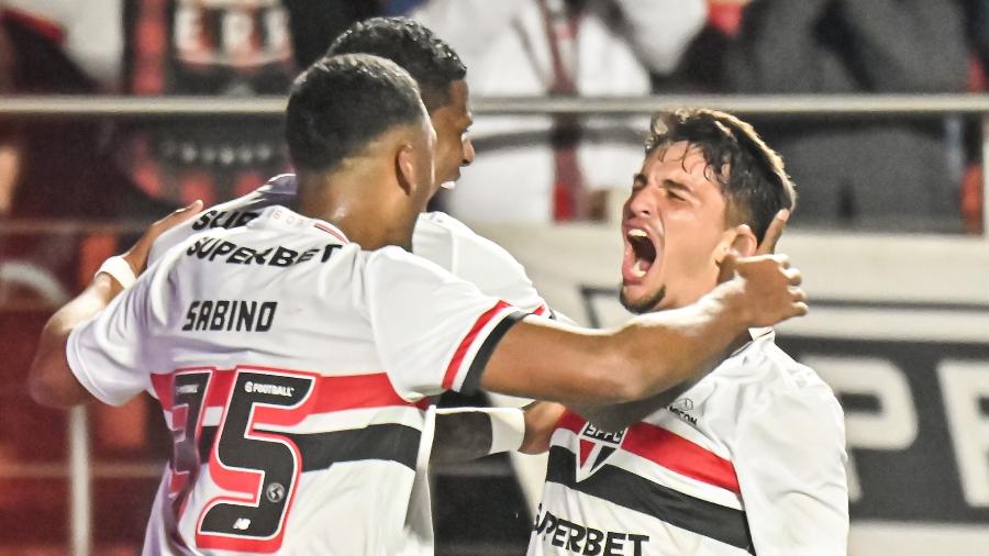 Jogadores do São Paulo comemoram gol marcado contra o Athletico na Copa do Brasil Jogadores do São Paulo comemoram gol marcado contra o Athletico na Copa do Brasil