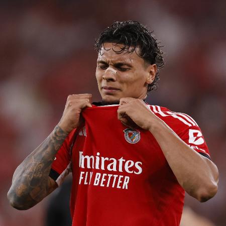 Richard Ríos, do Benfica, fez um gol contra na derrota para o Chelsea pela Liga dos Campeões Richard Ríos, do Benfica, fez um gol contra na derrota para o Chelsea pela Liga dos Campeões
