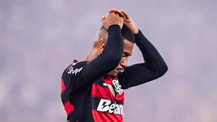 Samuel Lino lamenta chance perdida em Flamengo x Cruzeiro, partida do Brasileirão