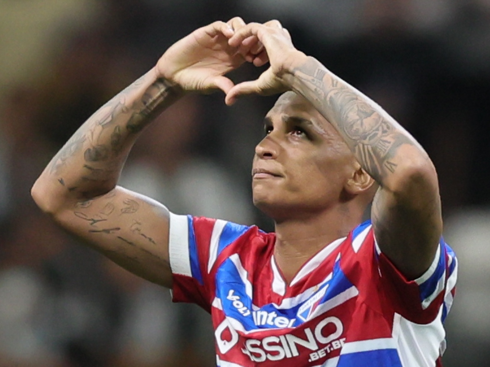 Deyverson Mete 3 Gols, Pede Desculpas e Fortaleza Arranca Empate Épico contra o Atlético-MG!