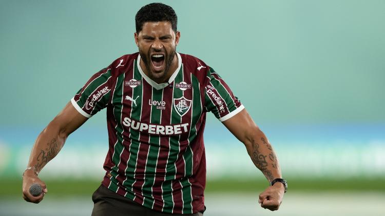 Hulk imita comemoração em apresentação no Fluminense