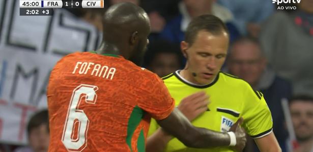 Árbitro de jogo da França fica tonto após trombada e recebe atendimento