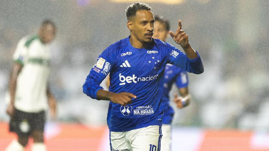 Matheus Pereira comemora gol do Cruzeiro contra o Coritiba, pelo Brasileirão
