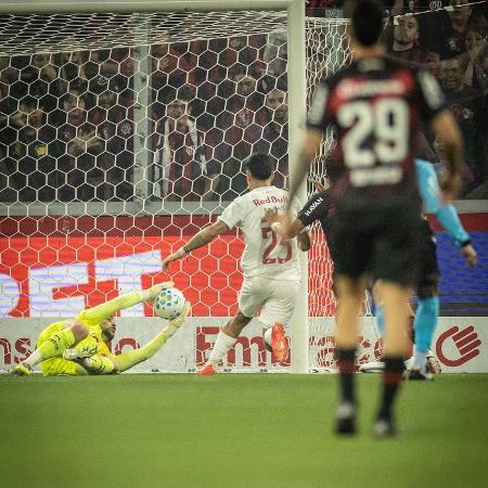 Tiago Volpi, goleiro do Bragantino, em ação contra o Athletico, pelo Brasileirão Tiago Volpi, goleiro do Bragantino, em ação contra o Athletico, pelo Brasileirão