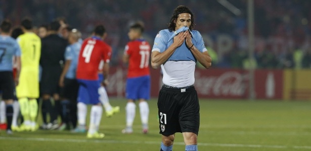 Cavani deixa o gramado após ser expulso no jogo entre Chile e Uruguai - EFE/Kiko Huesca