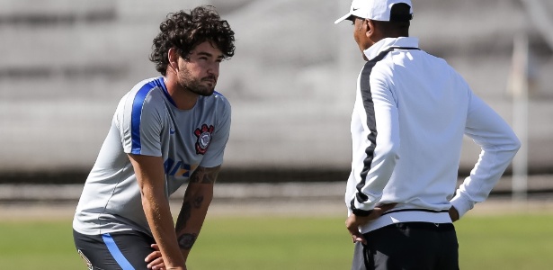 Cristóvão Borges explicou que saída de Pato já era esperada e pediu contratação de atacante - Rodrigo Gazzanel / Ag. Corinthians