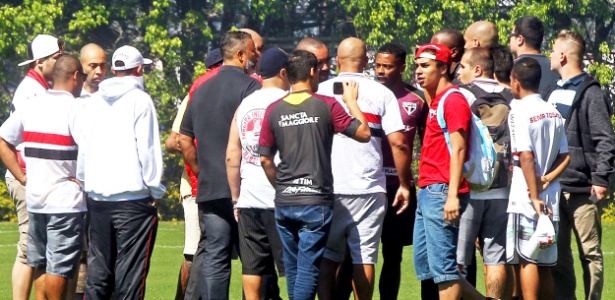 Michel Bastos é cercado por torcedores que invadiram o centro de treinamento do São Paulo no último 27 de agosto - Ernesto Rodrigues-27.ago.2016/Folhapress