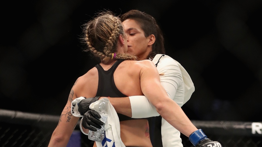 Campeã do UFC, Amanda Nunes beija namorada, Nina Ansaroff, após vitória  - Christian Petersen/Getty Images/AFP 